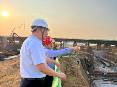 集团党委书记、董事长涂建平赴洪腾高架 施工一线举行调研
