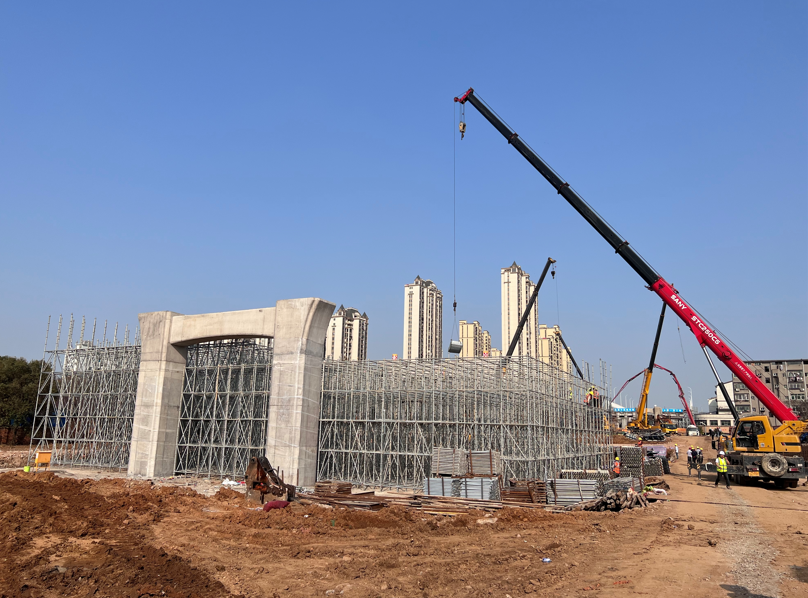 副总司理罗辉实地调理南外环高速项目工程